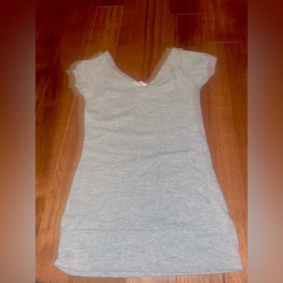 NWOT grey v- neck short sleeve shirt w a elastic waist to make more flattering - Picture 2 of 7